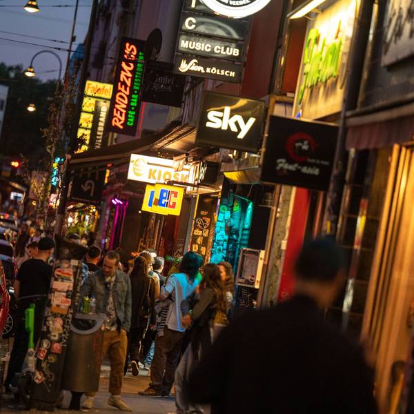 Das Bild zeigt Leuchtreklamen der Bars und Clubs in der Zülpicher Straße. Nach Corona geht das Leben auf den Partymeilen wieder los. Foto: Uwe Weiser