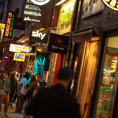 Das Bild zeigt Leuchtreklamen der Bars und Clubs in der Zülpicher Straße. Nach Corona geht das Leben auf den Partymeilen wieder los. Foto: Uwe Weiser