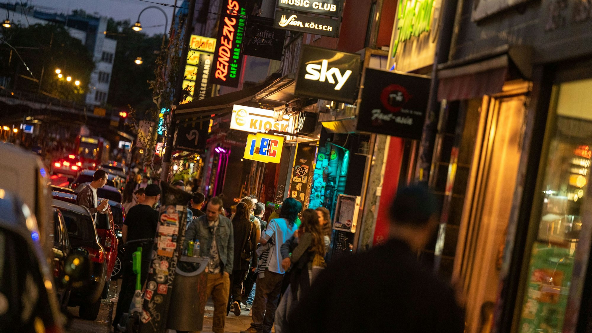 Das Bild zeigt Leuchtreklamen der Bars und Clubs in der Zülpicher Straße. Nach Corona geht das Leben auf den Partymeilen wieder los. Foto: Uwe Weiser