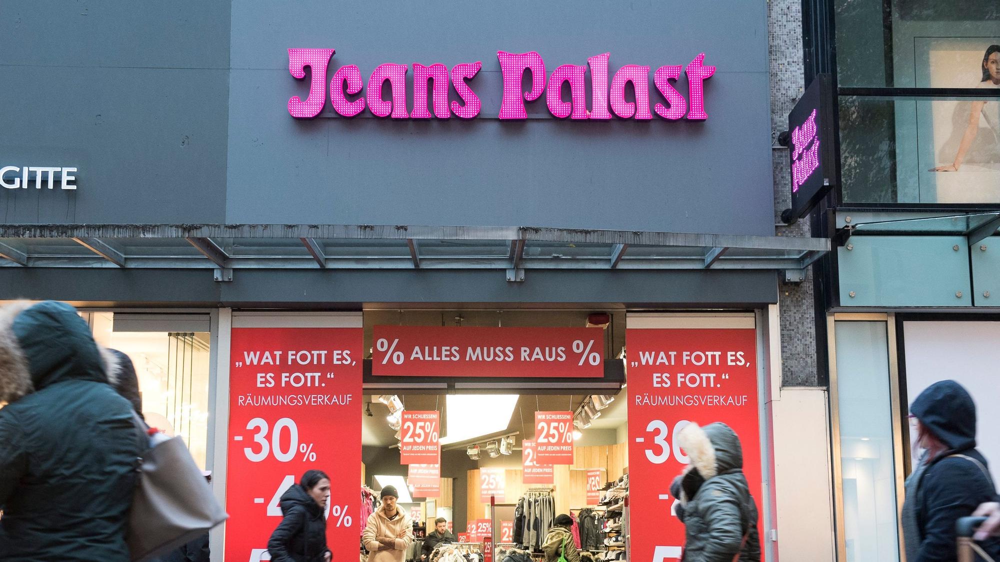 Die Aufnahme des Jeans Palast in der Schildergasse zeigt Schilder, die auf einen Räumgsverkauf im Geschäft hinweisen.
