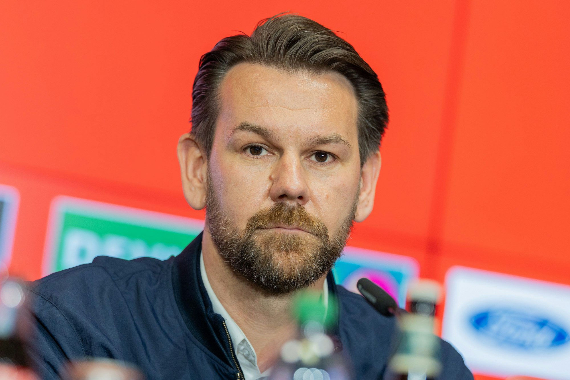 05.05.2025, Nordrhein-Westfalen, Köln: Fußball: 2, Bundesliga, Vorstellung neuer Trainer beim 1.FC Köln, RheinEnergieStadion, Kölns Sportdirektor Thomas Kessler spricht auf der Pressekonferenz. Foto: Rolf Vennenbernd/dpa - WICHTIGER HINWEIS: Gemäß den Vorgaben der DFL Deutsche Fußball Liga bzw. des DFB Deutscher Fußball-Bund ist es untersagt, in dem Stadion und/oder vom Spiel angefertigte Fotoaufnahmen in Form von Sequenzbildern und/oder videoähnlichen Fotostrecken zu verwerten bzw. verwerten zu lassen. +++ dpa-Bildfunk +++
