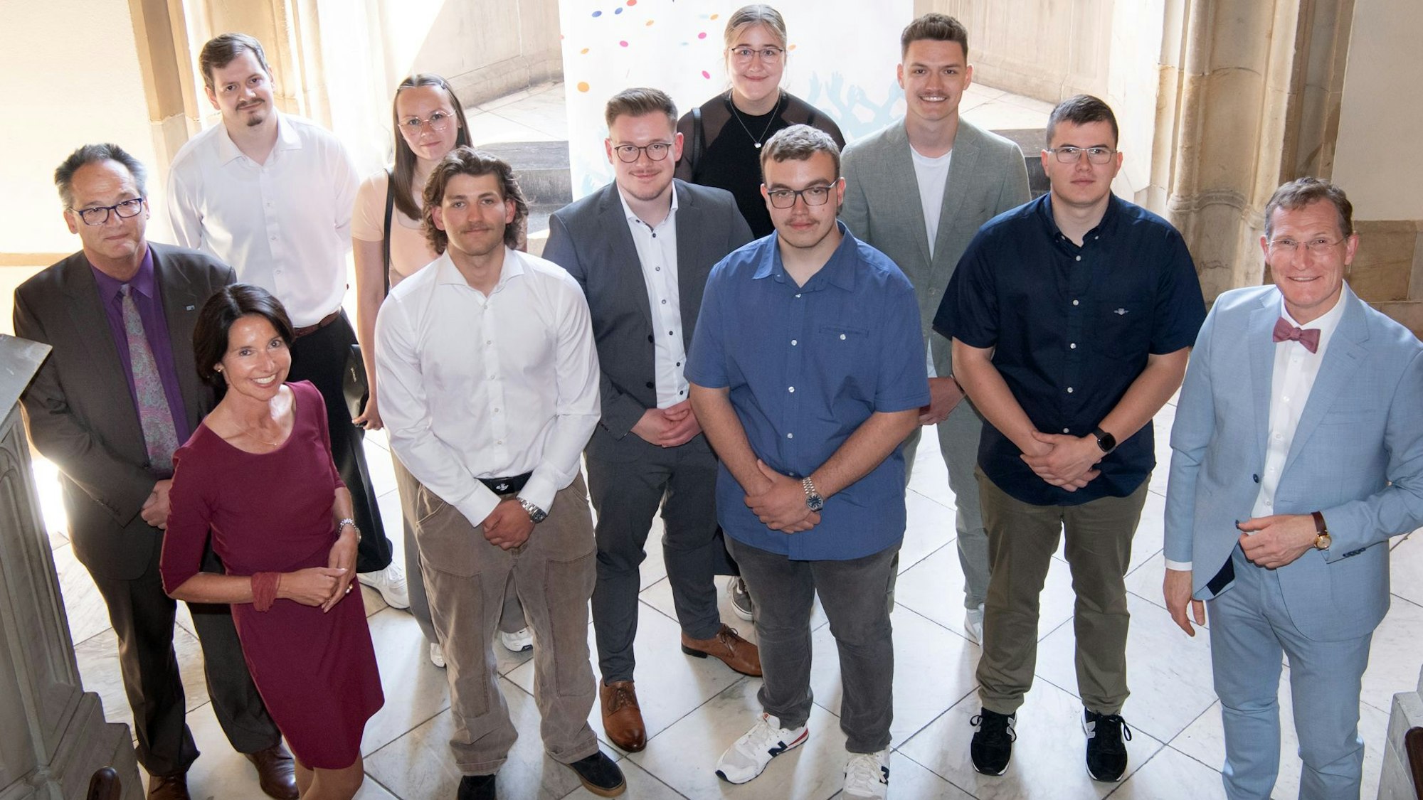 Die erfolgreichen Azubis aus dem Kreis Euskirchen haben sich mit den Gratulanten zum Foto aufgestellt.