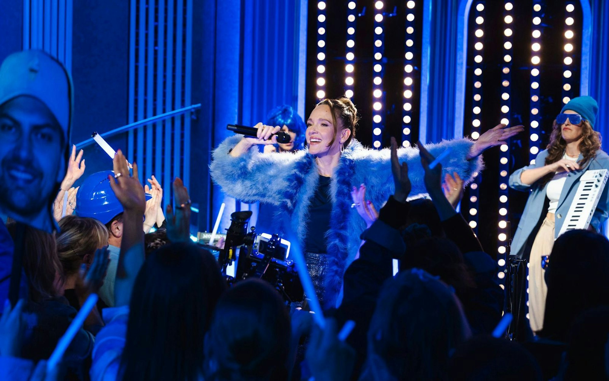 In ihrer ARD-Show präsentierte Carolin Kebekus ihren Partyschlager „Blau“. (Bild: WDR / Ben Knabe)