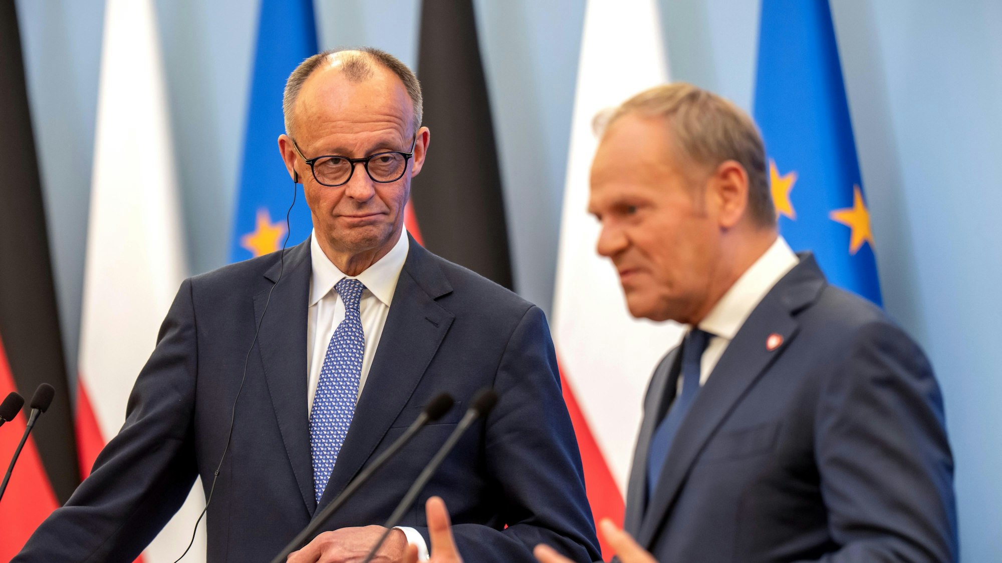 07.05.2025, Polen, Warschau: Der polnische Ministerpräsident Donald Tusk (r) und Bundeskanzler Friedrich Merz (CDU) geben eine gemeinsame Pressekonferenz. Die ersten beiden Antrittsbesuche von Merz gehen in die beiden wichtigsten Nachbarländer Frankreich und Polen. Foto: Michael Kappeler/dpa +++ dpa-Bildfunk +++