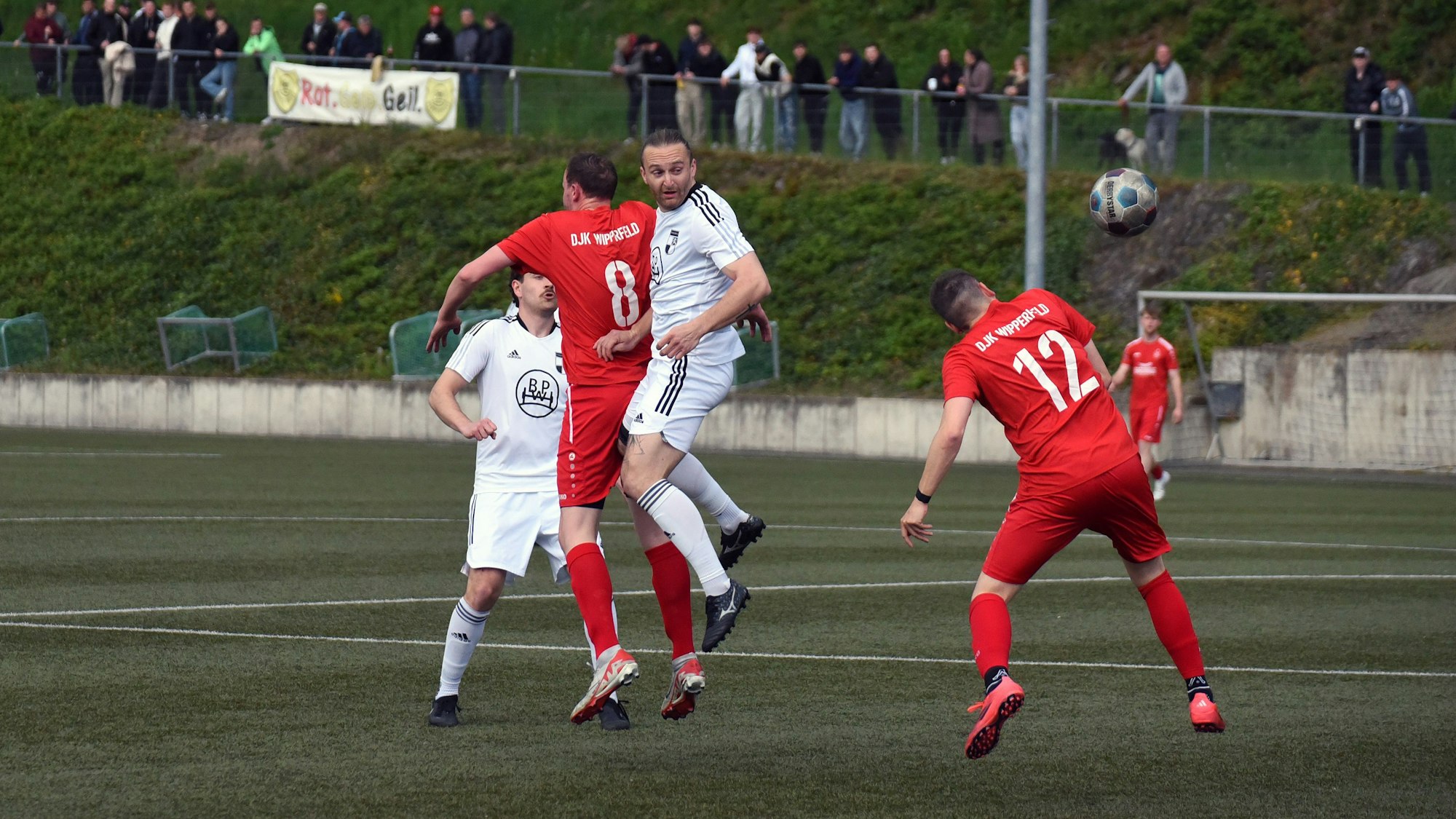 Kampf um den Ball zwischen der DJK Wipperfeld und dem FV Wiehl.