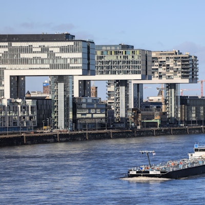Kölner Kranhäuser mit Dom im Hintergund