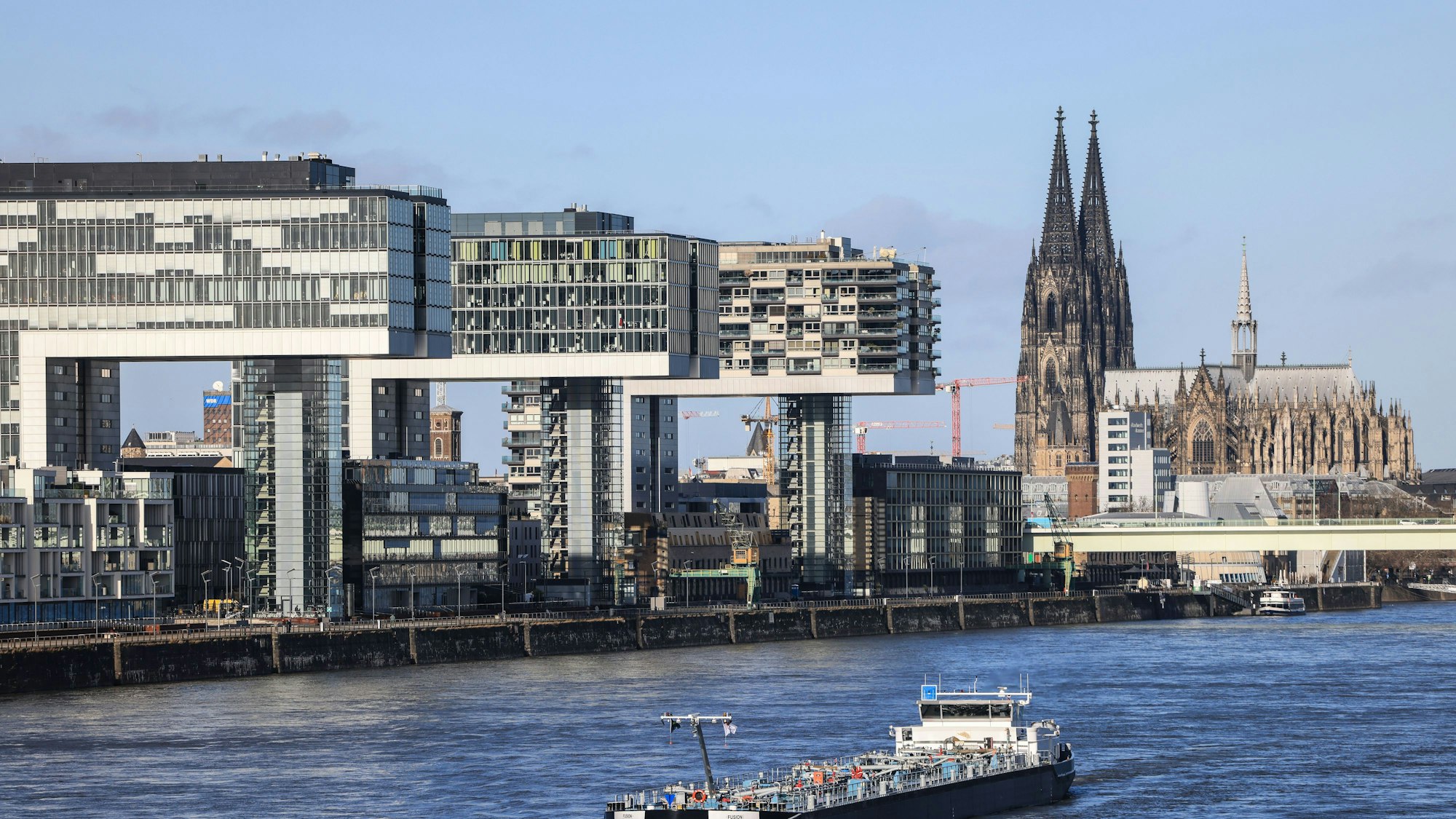 Kölner Kranhäuser mit Dom im Hintergund