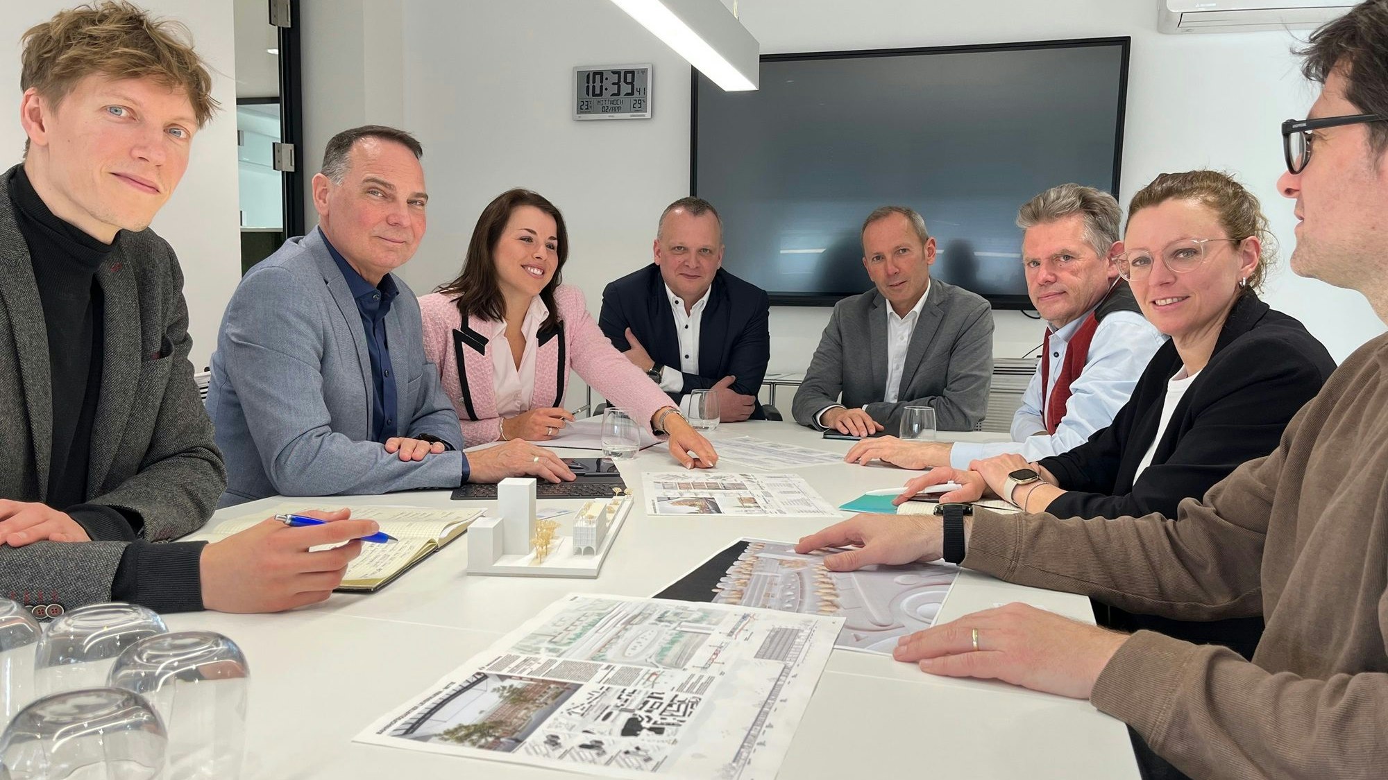 Führungskräfte der Wirtschaftsförderung Leverkusen und der Leverkusener Immobiliengesellschaft