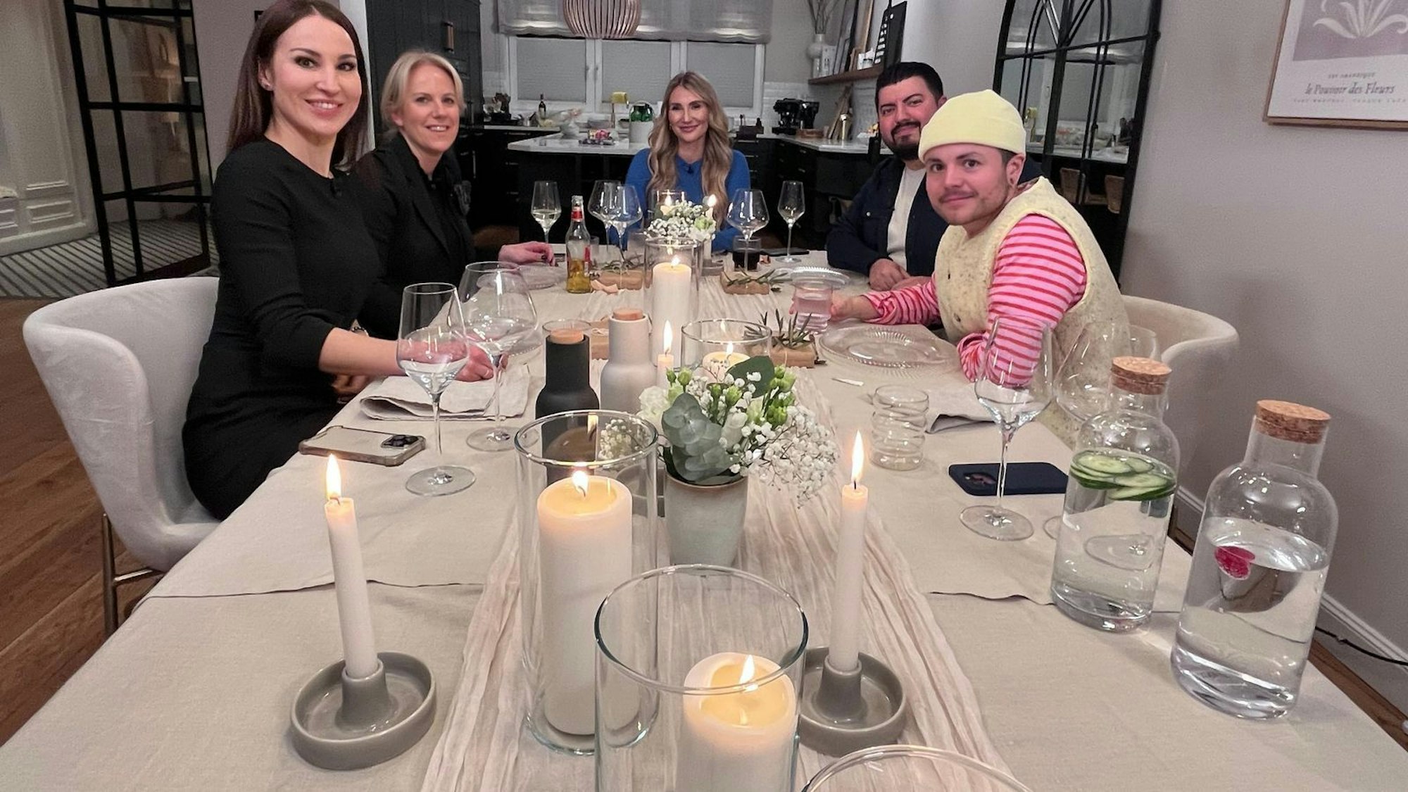 An Tag 4 des Influencer-Specials trifft sich die Runde bei Ana in Köln. (Bild: RTL / ITV Studios Germany)