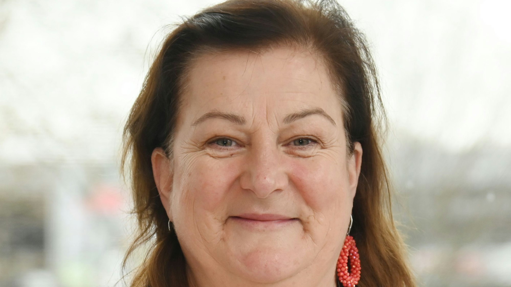 Das Bild zeigt Maureen Wolf, sie ist Wirtin des Lokals Oma Kleinmann