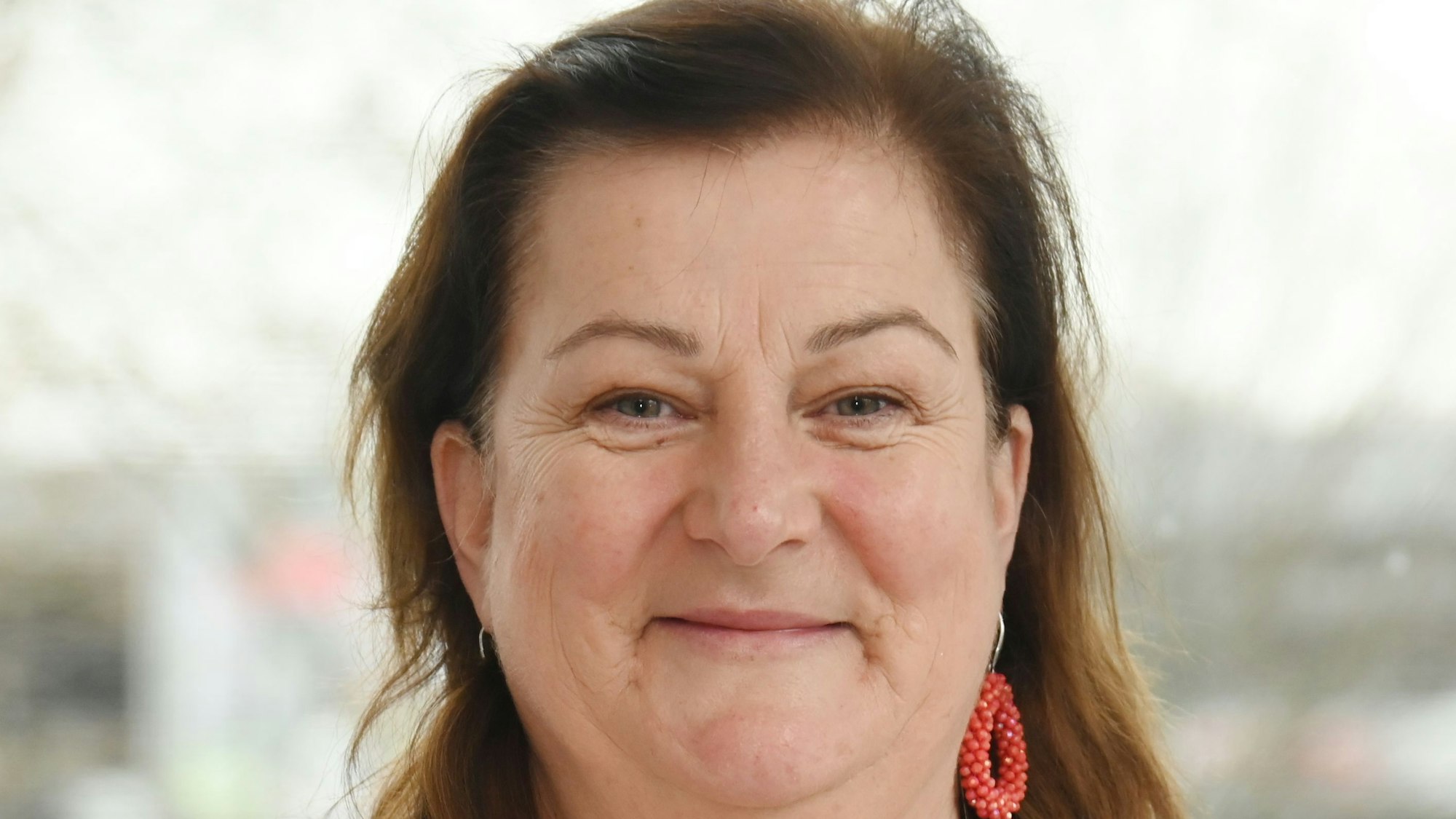 Das Bild zeigt Maureen Wolf, sie ist Wirtin des Lokals Oma Kleinmann