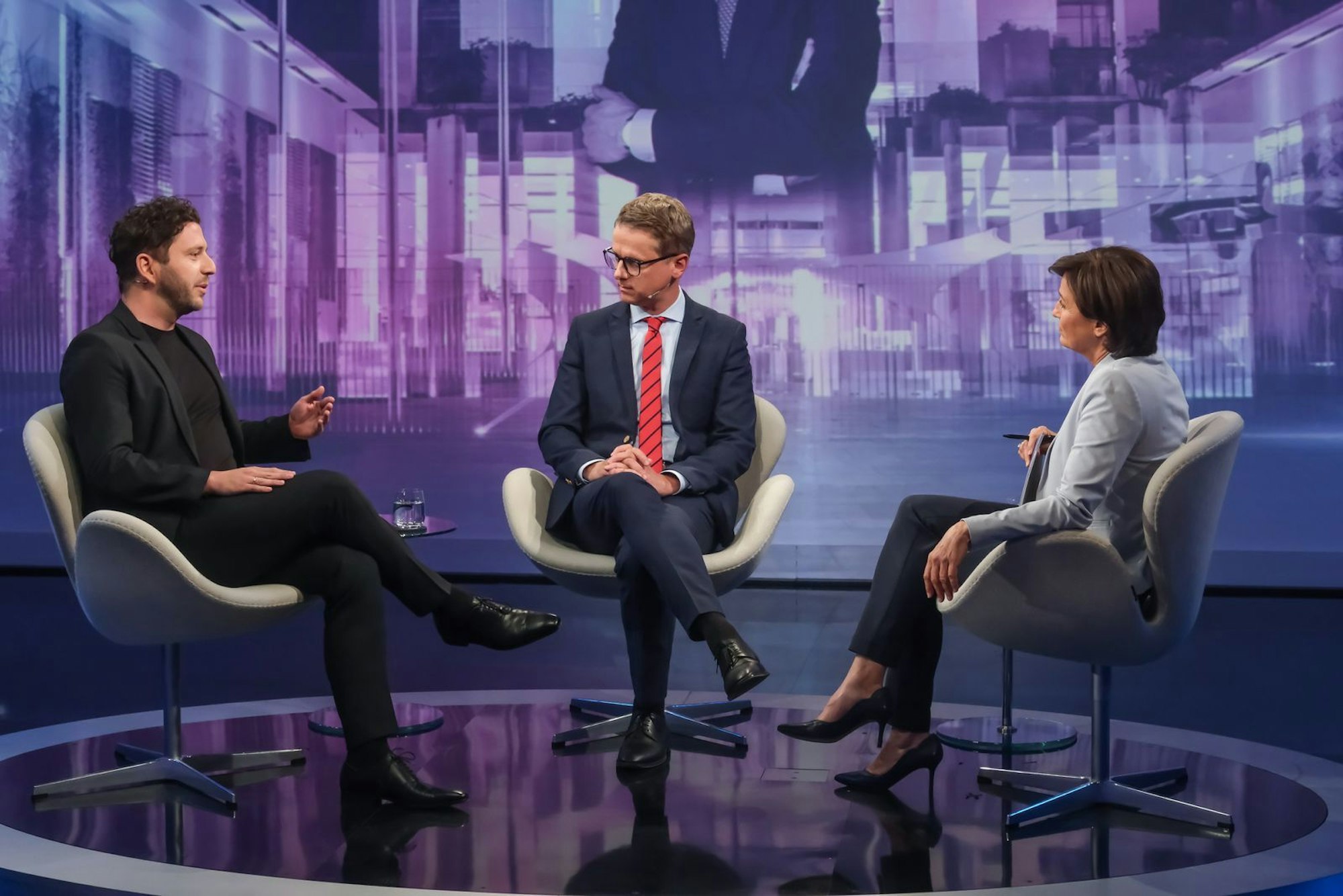 AfD verbieten? Banaszak wünscht sich die Prüfung eines Verbotsverfahrens, Linnemann ist skeptisch. (Bild: WDR / Oliver Ziebe)