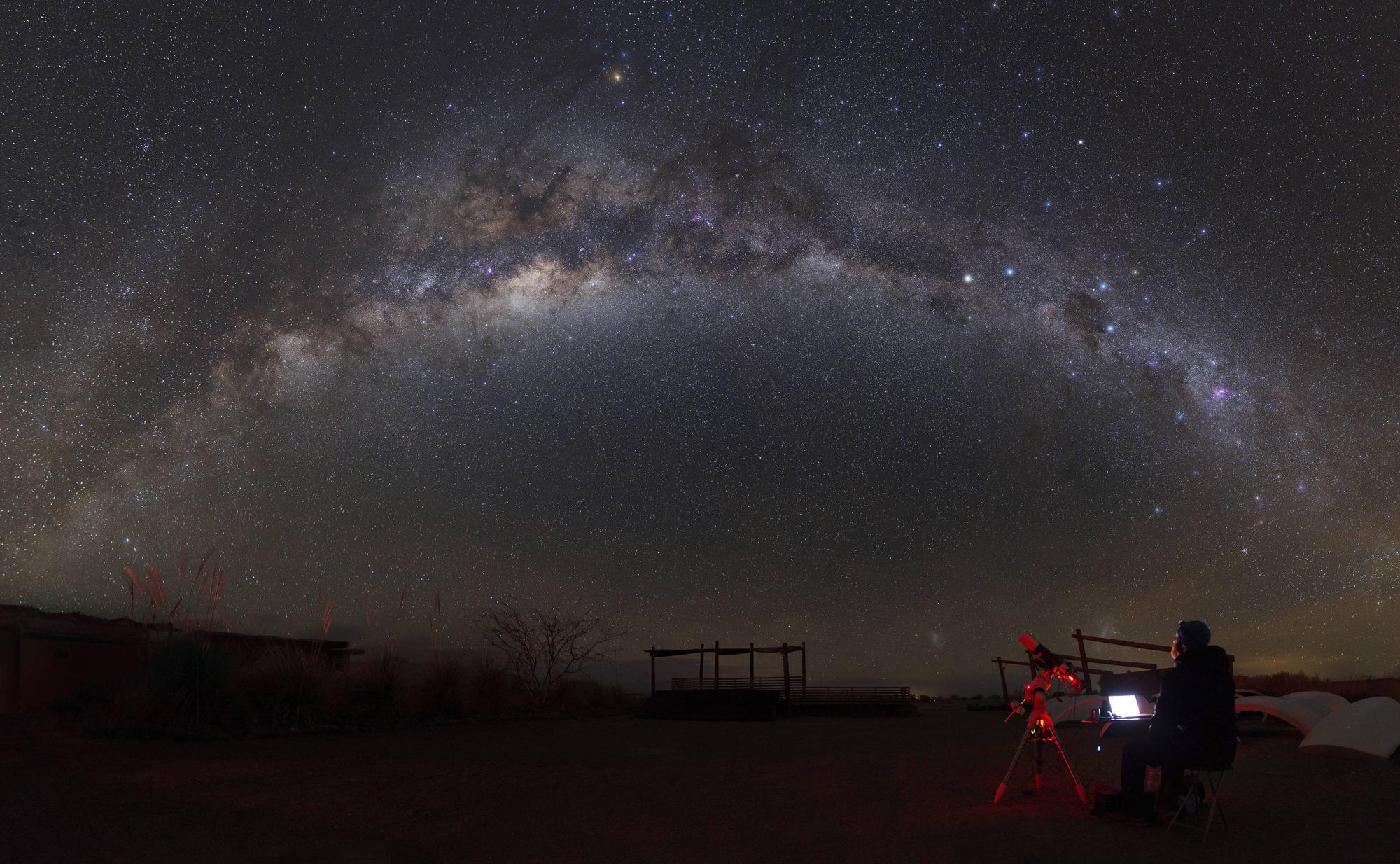 Astronomer with a telescope looking at the Milky Way in the Atacama Desert Chile PUBLICATIONxINxGERxSUIxAUTxONLY Copyright: YurixZvezdny/StocktrekxImages YZV200002S