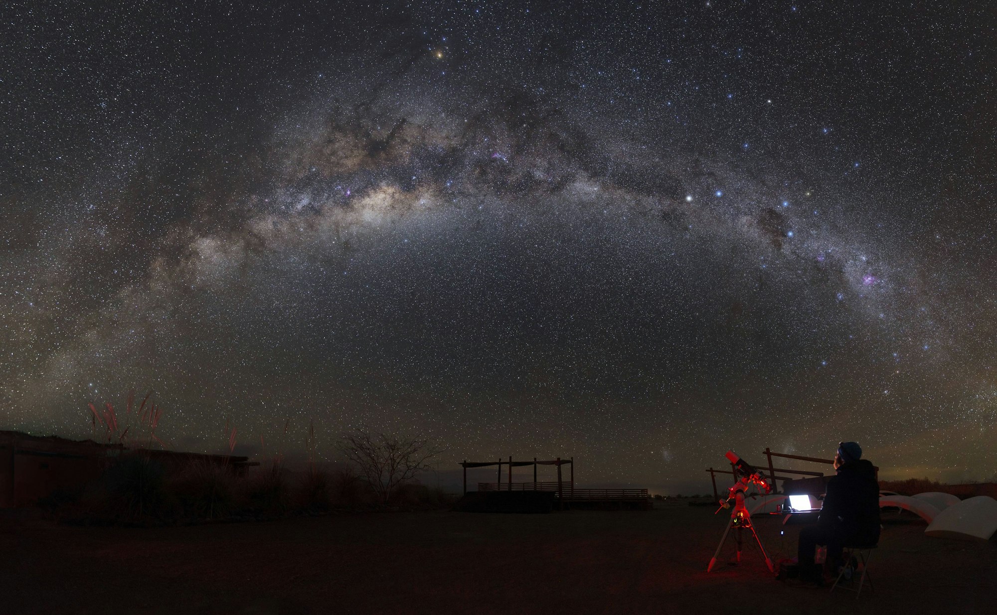 Astronomer with a telescope looking at the Milky Way in the Atacama Desert Chile PUBLICATIONxINxGERxSUIxAUTxONLY Copyright: YurixZvezdny/StocktrekxImages YZV200002S