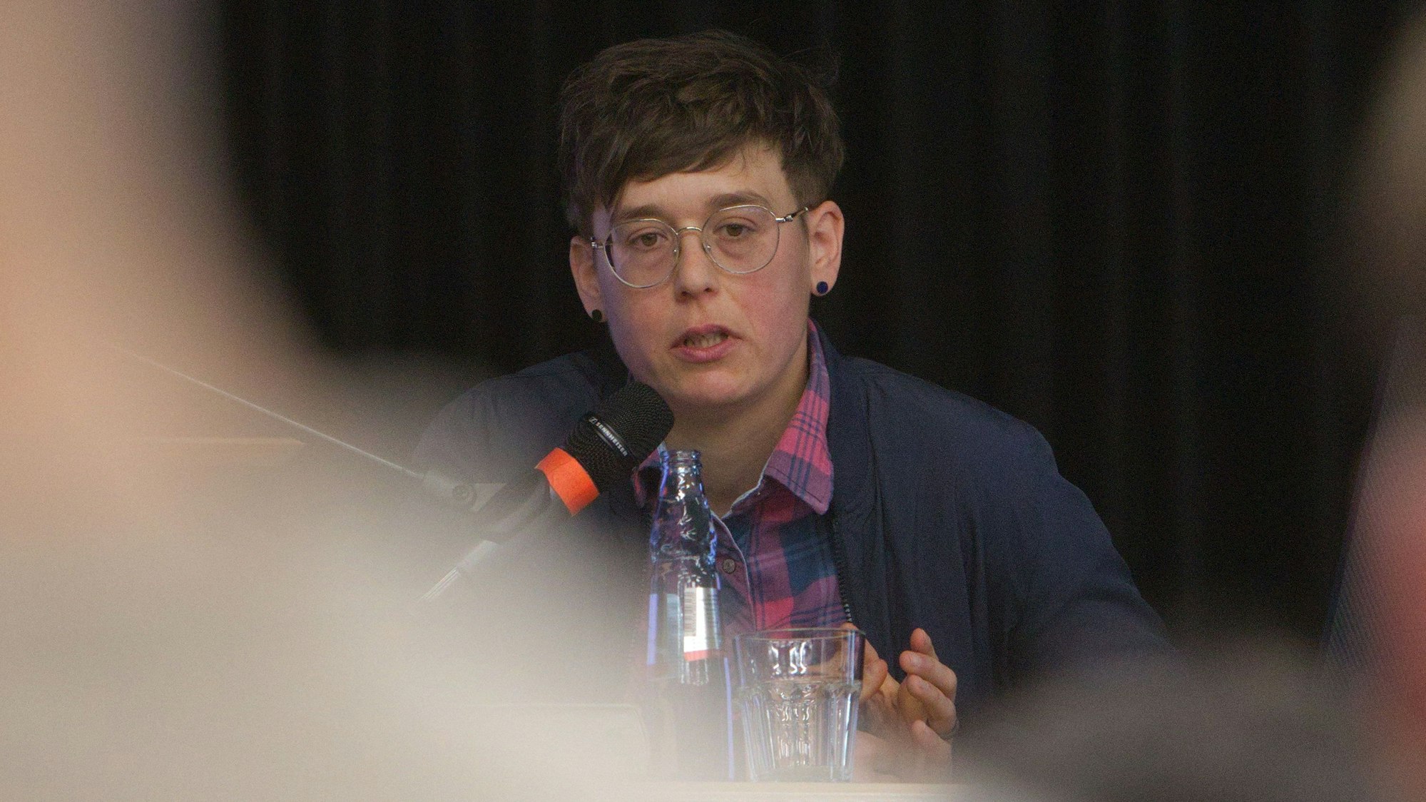 Das Foto zeigt die Wipperfürther Archivarin Sarah Zeppenfeld.