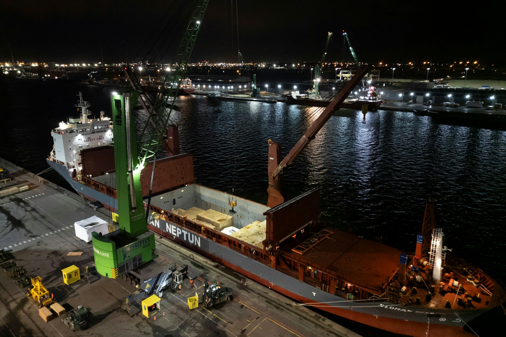 Verschiffung FYST Hafen Antwerpen, UzK, Universität zu Köln, Astrophysik, Fred Young Submillimeter Telescope. Die Teleskopelemente werden im Hafen Antwerpen auf ein Schiff verladen und nach Chile in die Atacama Wüste transportiert. Foto: Ludolf Dahmen.
