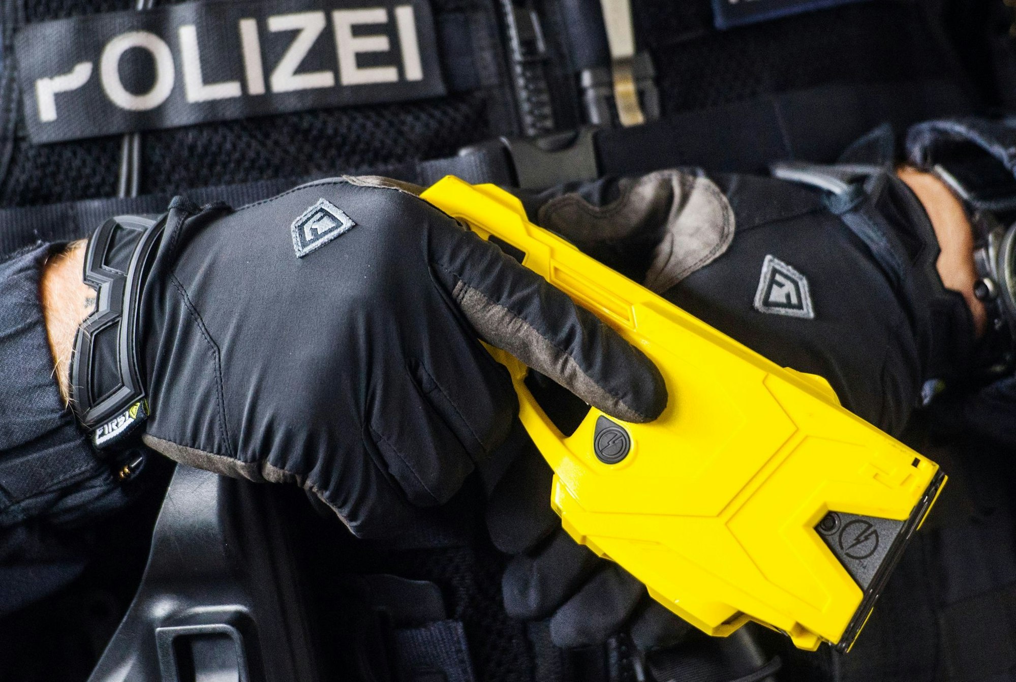 Bei dem Einsatz eines Elektroschockers ist ein Mann lebensgefährlich verletzt worden. (Symbolbild)