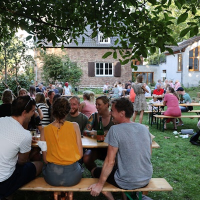 Besucher beim Weingarten in der Südsdtadt in der alten Klosteranlage der Kartäuserkirche. (Archivbild)