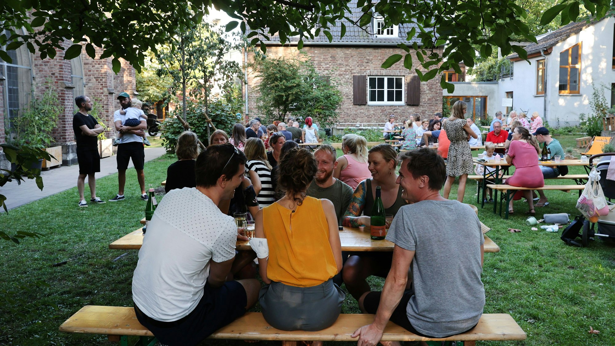 Besucher beim Weingarten in der Südsdtadt in der alten Klosteranlage der Kartäuserkirche. (Archivbild)