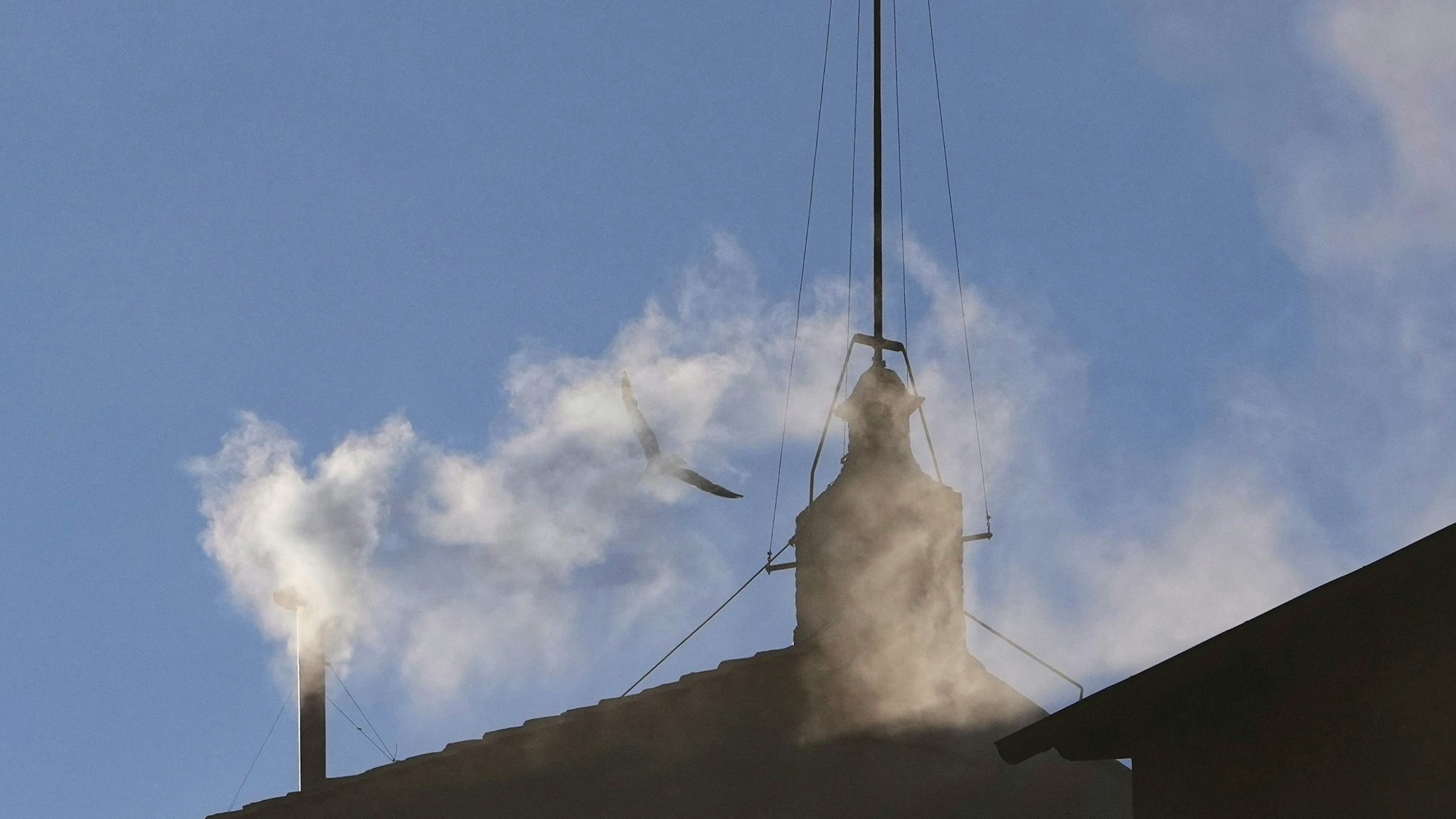 08.05.2025, Vatikan, Vatikanstadt: Weißer Rauch steigt am Abend des zweiten Tages des Konklaves zur Wahl eines neuen Papstes aus dem Schornstein der Sixtinischen Kapelle auf. Die katholische Kirche hat einen neuen Papst. Foto: Alessandra Tarantino/AP/dpa +++ dpa-Bildfunk +++