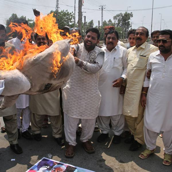 Händler verbrennen ein Bildnis des indischen Premierministers Modi während einer Anti-Indien-Demonstration in Pakistan.