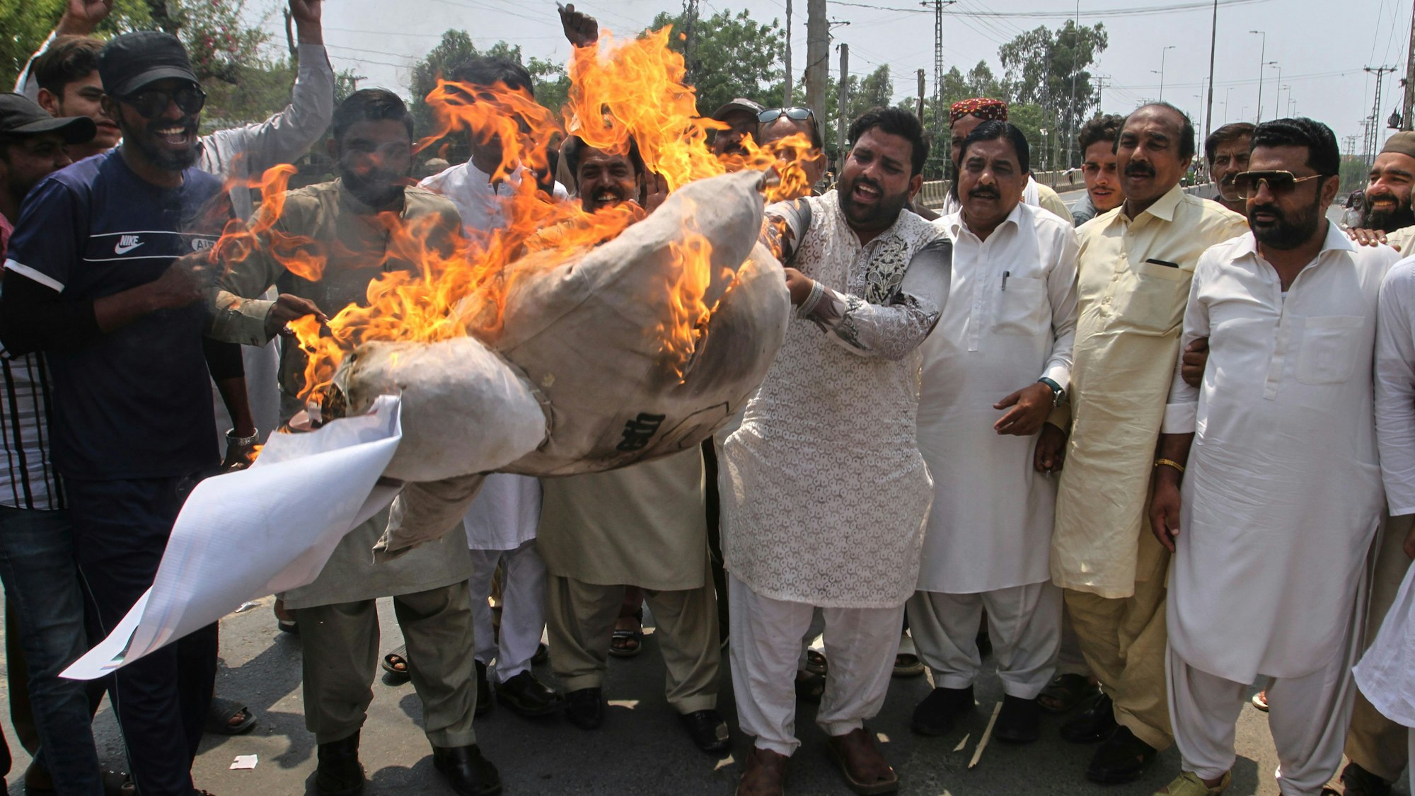 Händler verbrennen ein Bildnis des indischen Premierministers Modi während einer Anti-Indien-Demonstration in Pakistan.