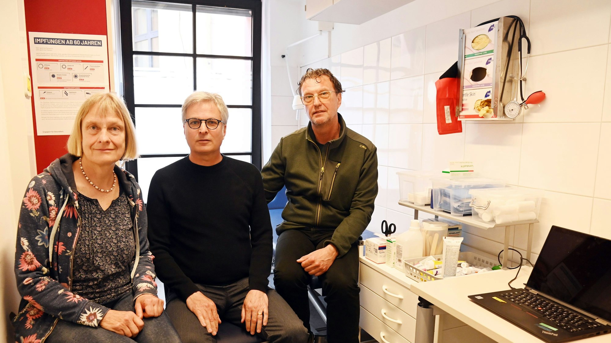 V.Li.: Dr. Dörte Schmerkotte, Dr. Hauke Bertling, und SKM-Einrichtungsleiter Ralf Prompter in der Kontakstelle des SKM.