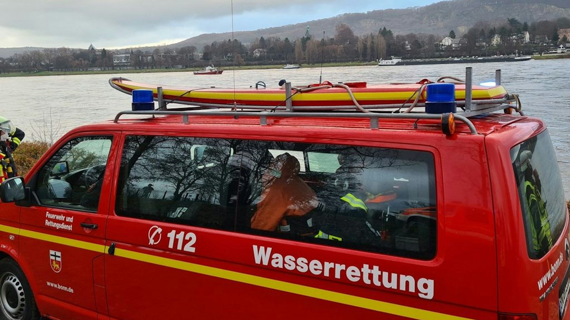 Einsatzfahrzeug der Wasserrettung am Rhein nach einem Ruderboot-Unfall bei Bonn, bei dem vier Personen über Bord gingen
