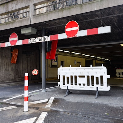 Die Einfahrt zur Dom-Tiefgarage gegenüber dem Excelsior Hotel Ernst