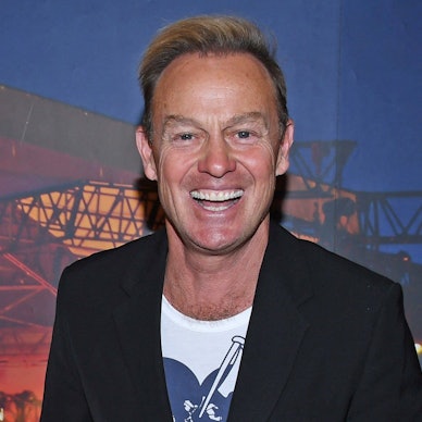 Jason Donovan lacht bei einem öffentlichen Termin im August 2024.