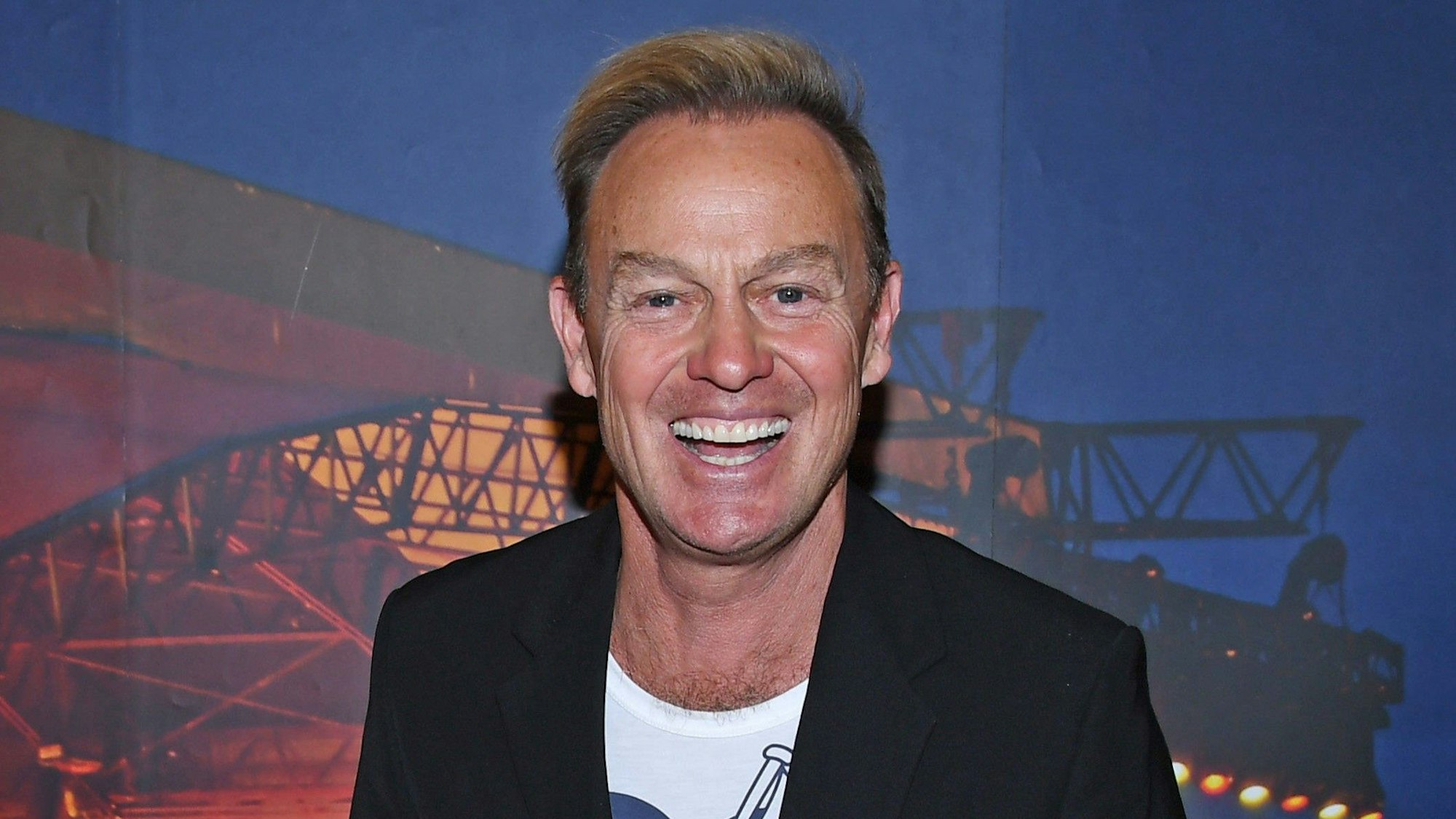 Jason Donovan lacht bei einem öffentlichen Termin im August 2024.