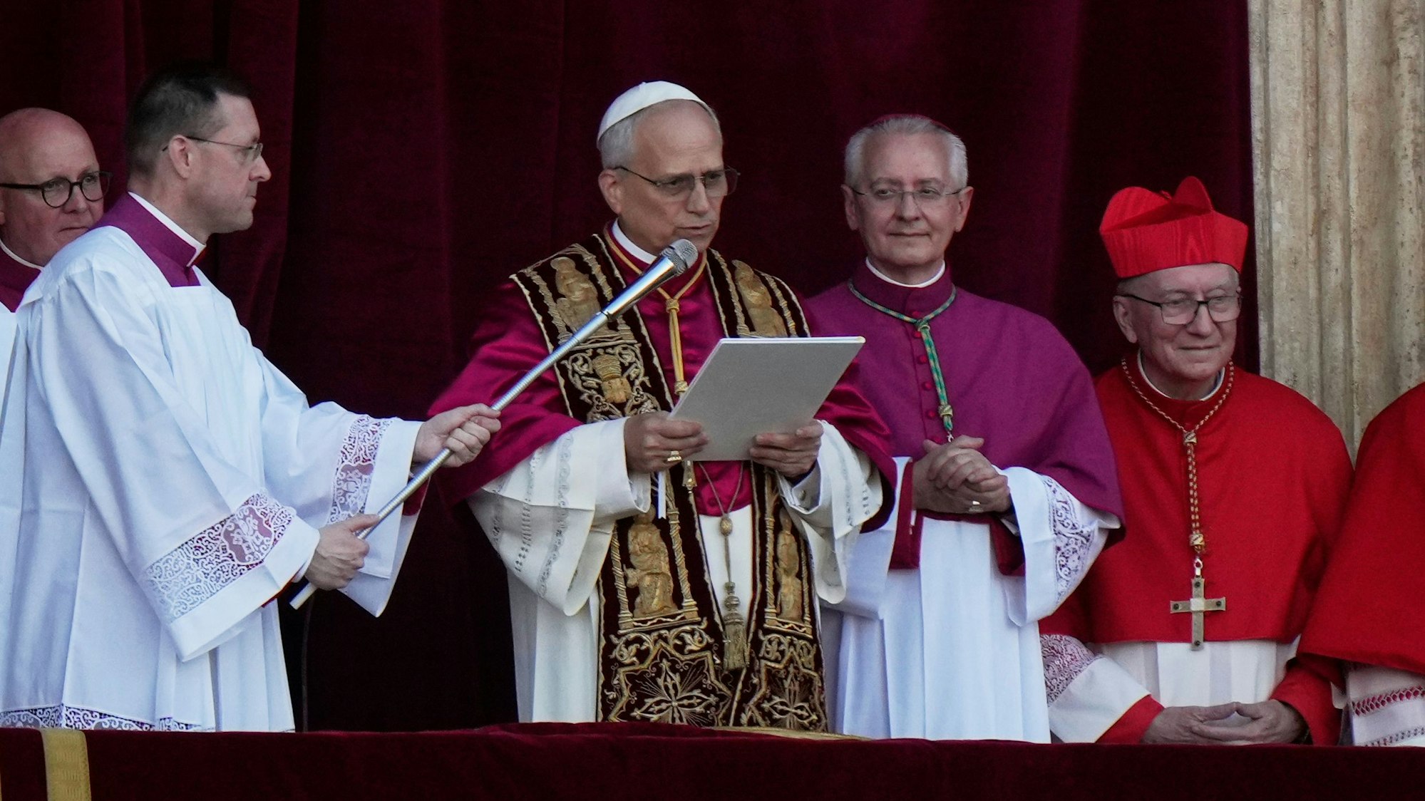 Papst Leo XIV. (m) erscheint nach seiner Wahl auf dem Balkon des Petersdoms.