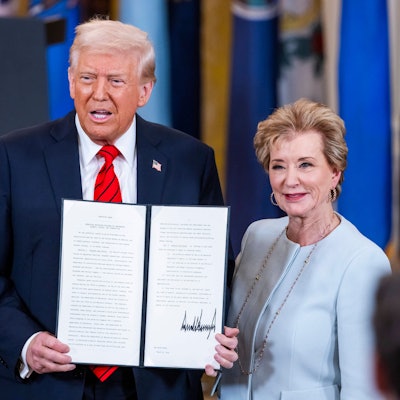 Präsident Donald Trump steht bei einer Zeremonie mit Bildungsministerin Linda McMahon zusammen. (Archivbild)