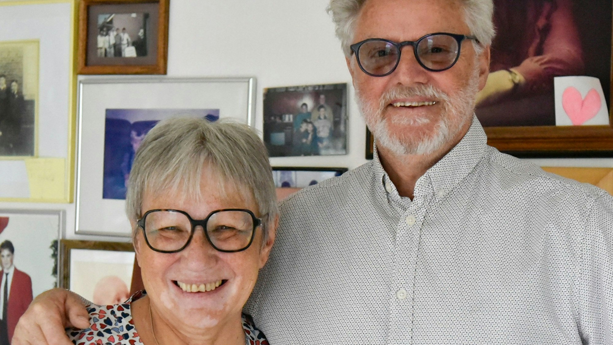 Ein Mann und eine Frau lächeln.