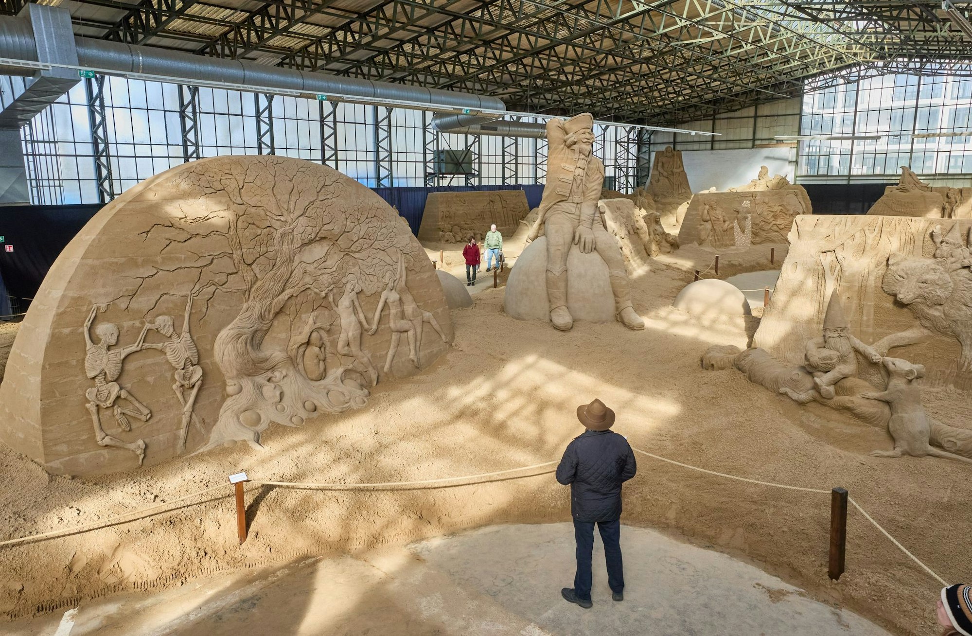 In Travemünde füllen die Sandkunstwerke drei Bootshallen.