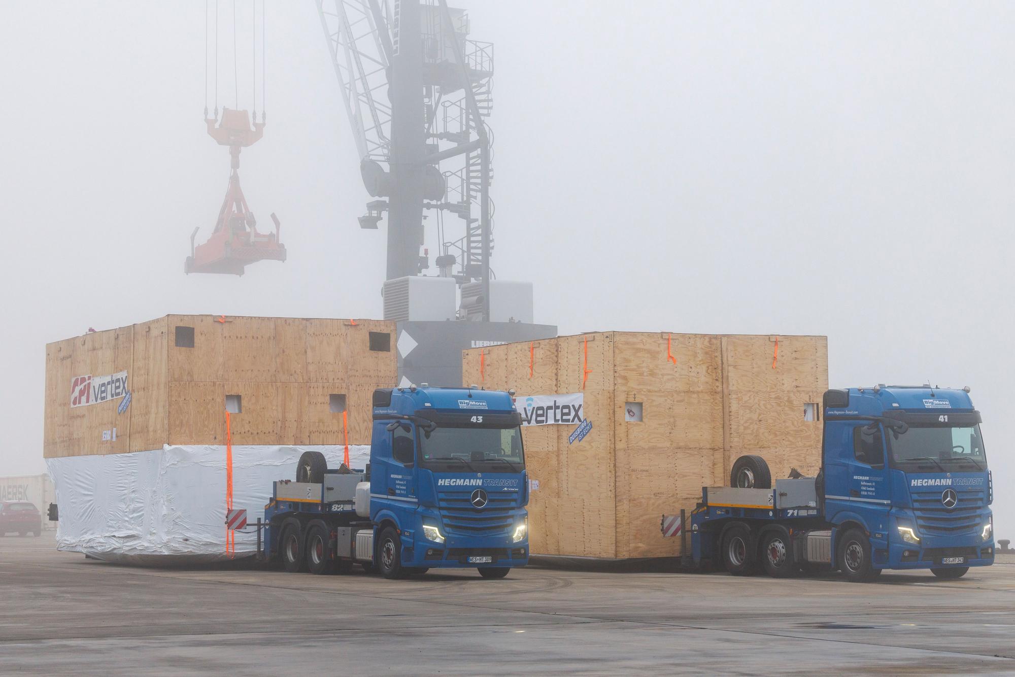 17.01.2025, Nordrhein-Westfalen, Wesel: Bei der Verschiffung des riesigen Fred Young Submillimeter Teleskop (FYST) im Rhein-Lippe-Hafen in Wesel am Niederrhein, das in Chile aufgestellt werden soll, stehen LKWs mit den Transportkisten bereit, die anschließend auf das Schiff verladen werden. Das Fred Young Submillimeter Teleskop (FYST) gehört mit einem Spiegeldurchmesser von sechs Metern nach Entwicklerangaben zu den modernsten Teleskopen weltweit. Es wurde in Nordrhein-Westfalen gebaut und soll in der chilenischen Atacama-Wüste in 5.600 Metern Höhe aufgestellt werden. Forschende wollen damit Einblick in die Geburt der ersten Sterne nach dem Urknall gewinnen. Foto: Christoph Reichwein/dpa +++ dpa-Bildfunk +++
