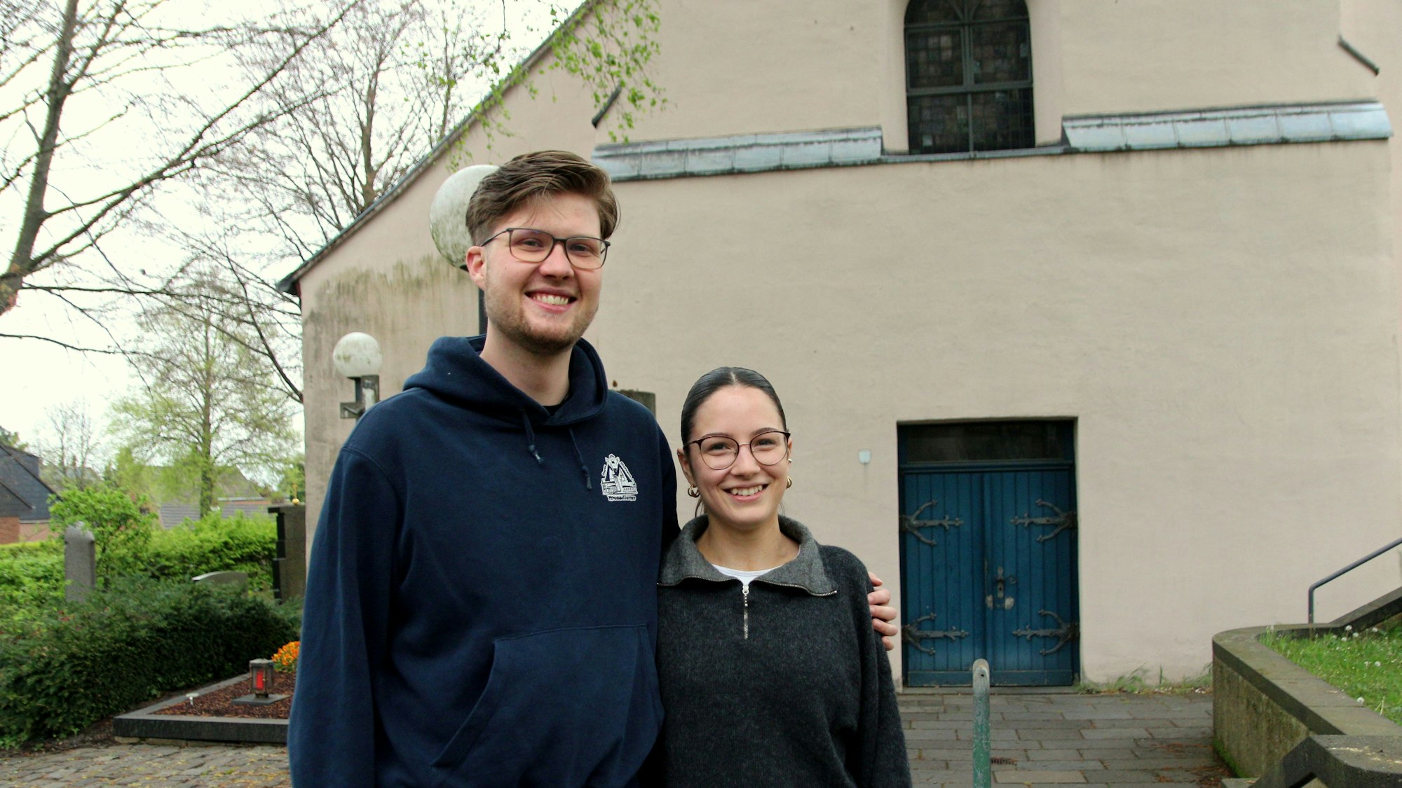 Auf dem Bild sind zwei junge Obermessdiener zu sehen.