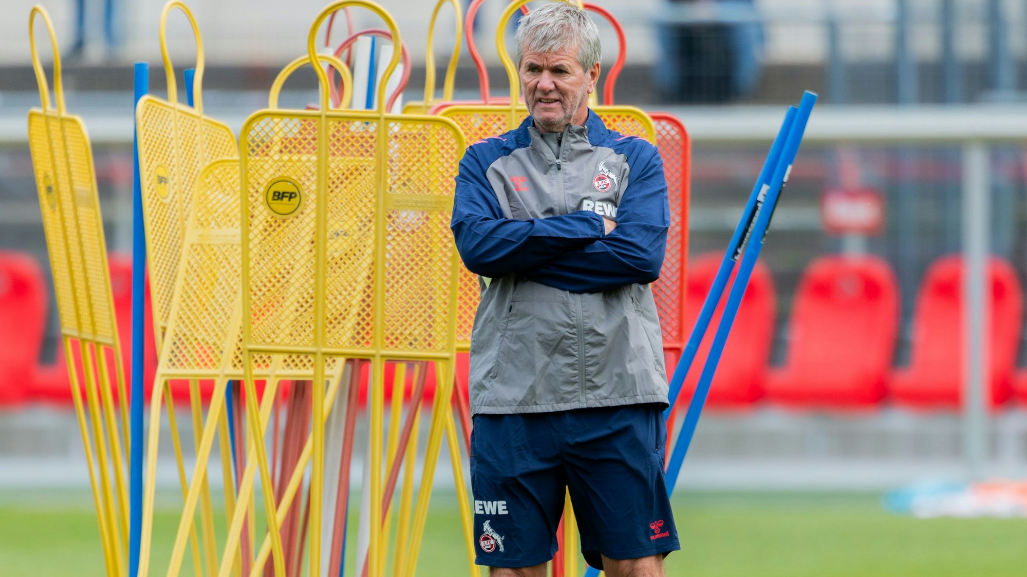 Friedhelm Funkel beaufsichtigt das Training der FC-Profis im Franz-Kremer-Stadion.