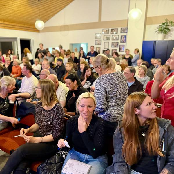 Der volle Versammlungssaal des Tierschutzzentrums in Opladen