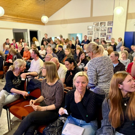 Der volle Versammlungssaal des Tierschutzzentrums in Opladen