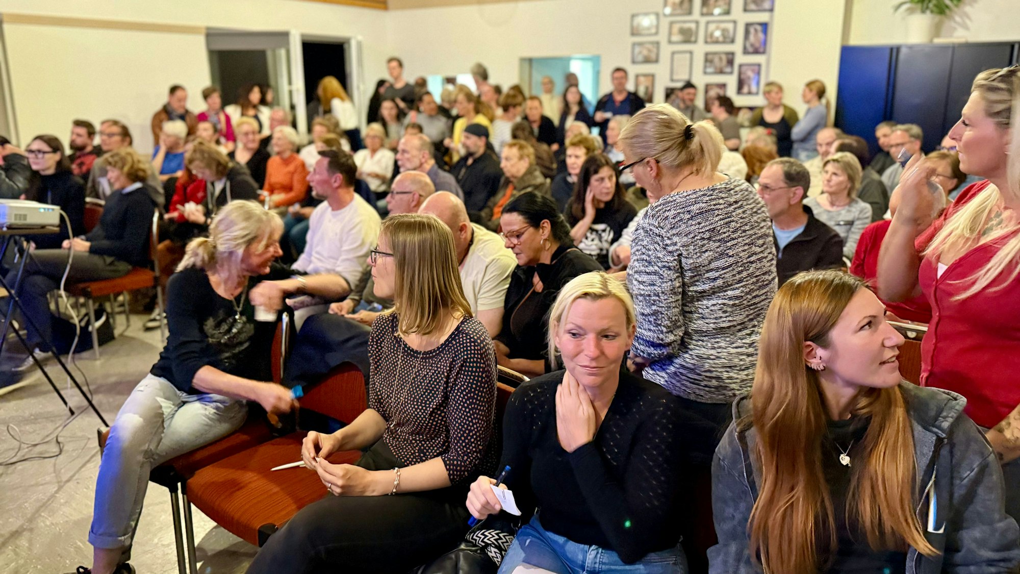 Der volle Versammlungssaal des Tierschutzzentrums in Opladen