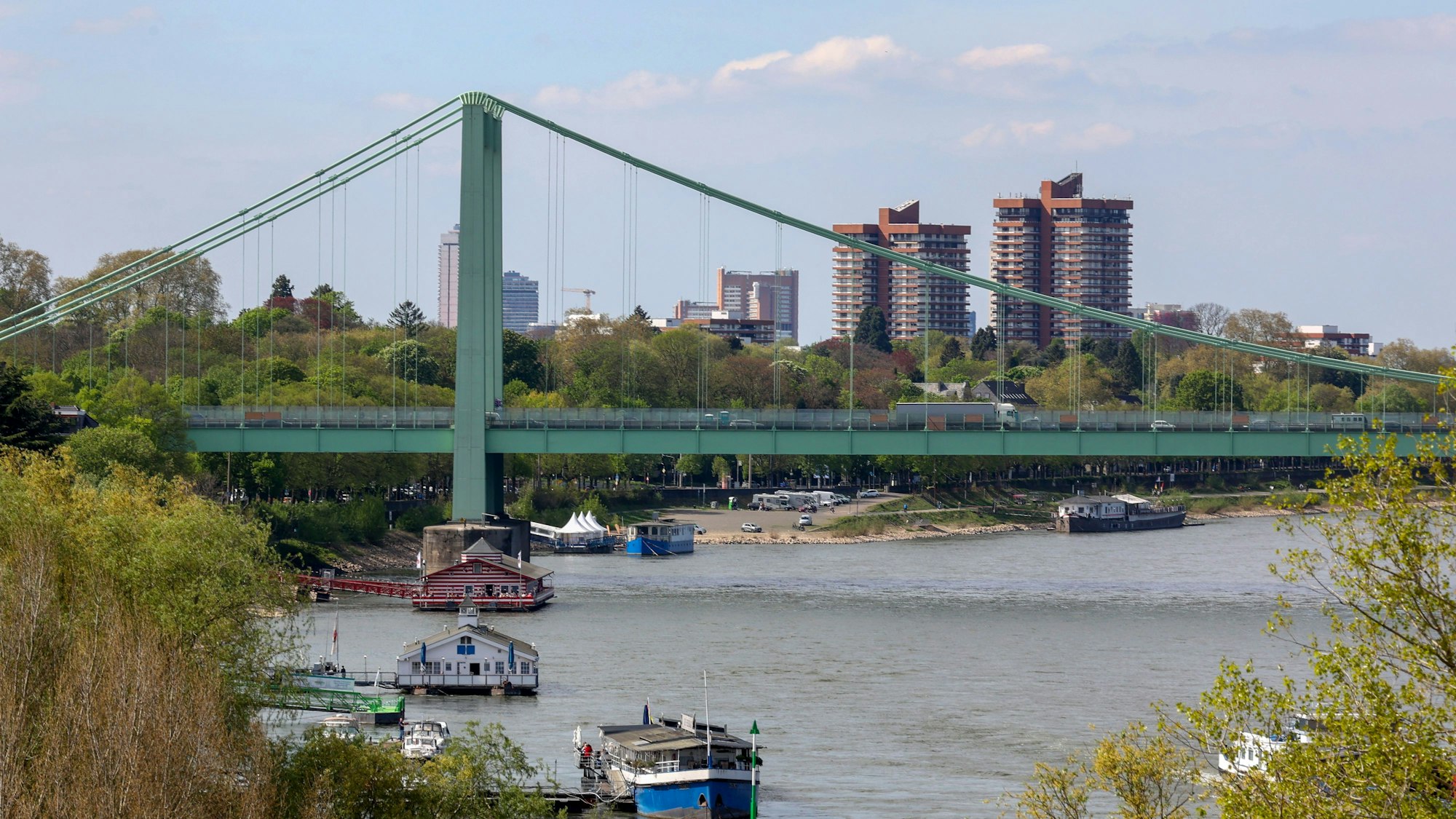19.04.2025
Köln
Übersicht:
Rodenkirchener Brücke
Aufgenommen vom Riesenrad der Osterkirmis in Rodenkirchen
Foto: Martina Goyert