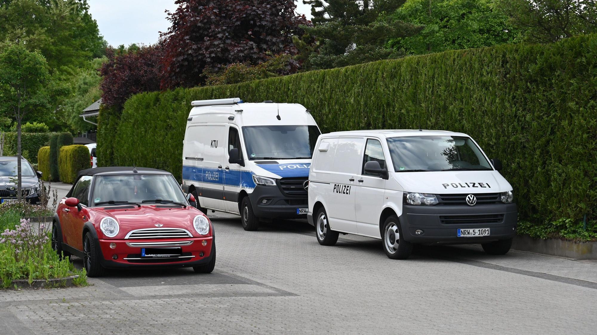 Mehrere Fahrzeuge stehen auf einer Straße.