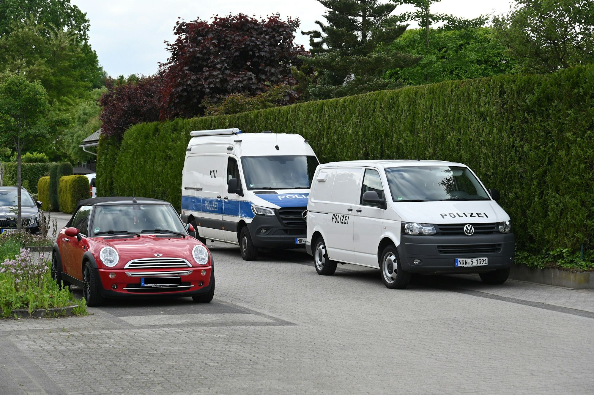 Mehrere parkende Fahrzeuge in einem verkehrsberuhigten Bereich.