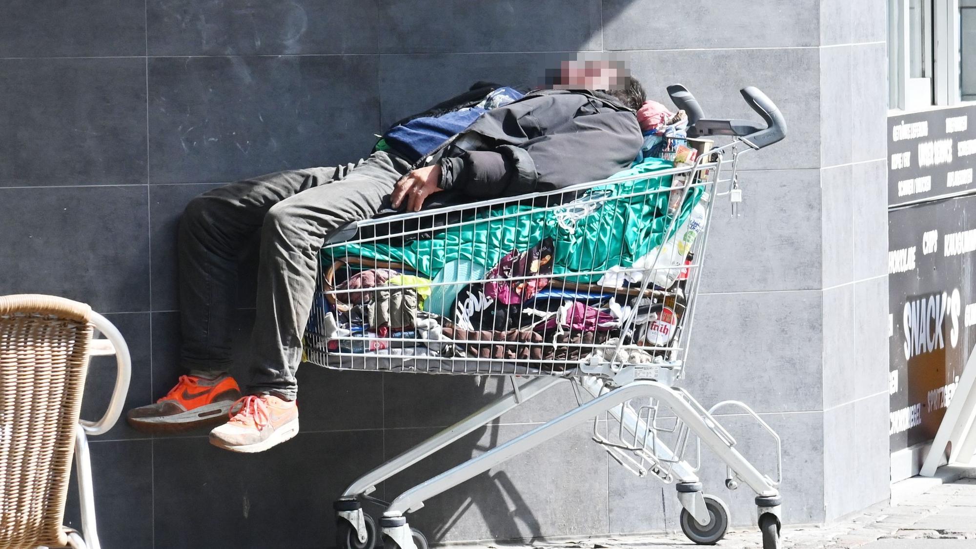 Ein Obdachloser schläft in einem Einkaufswagen auf der Merowingerstraße. Foto: Alexander Schwaiger