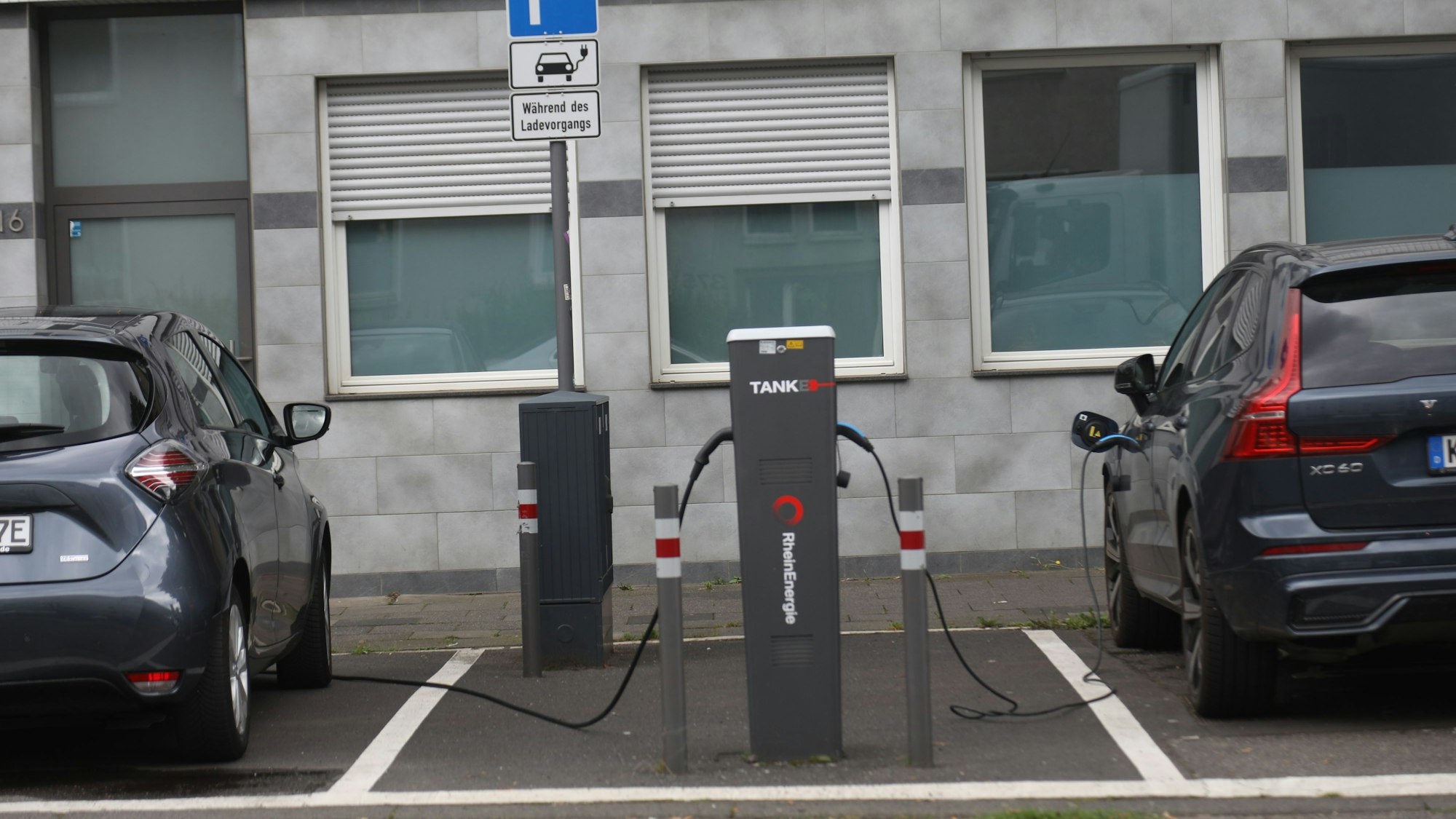 25.07.2024, Köln: Zwei E-Autos stehen an der Merheimer Straße um die Batterie an einer Ladestation aufzuladen. Es gibt noch immer vergleichsweise wenige Ladesäulen für Elektroautos in Köln. Foto: Arton Krasniqi