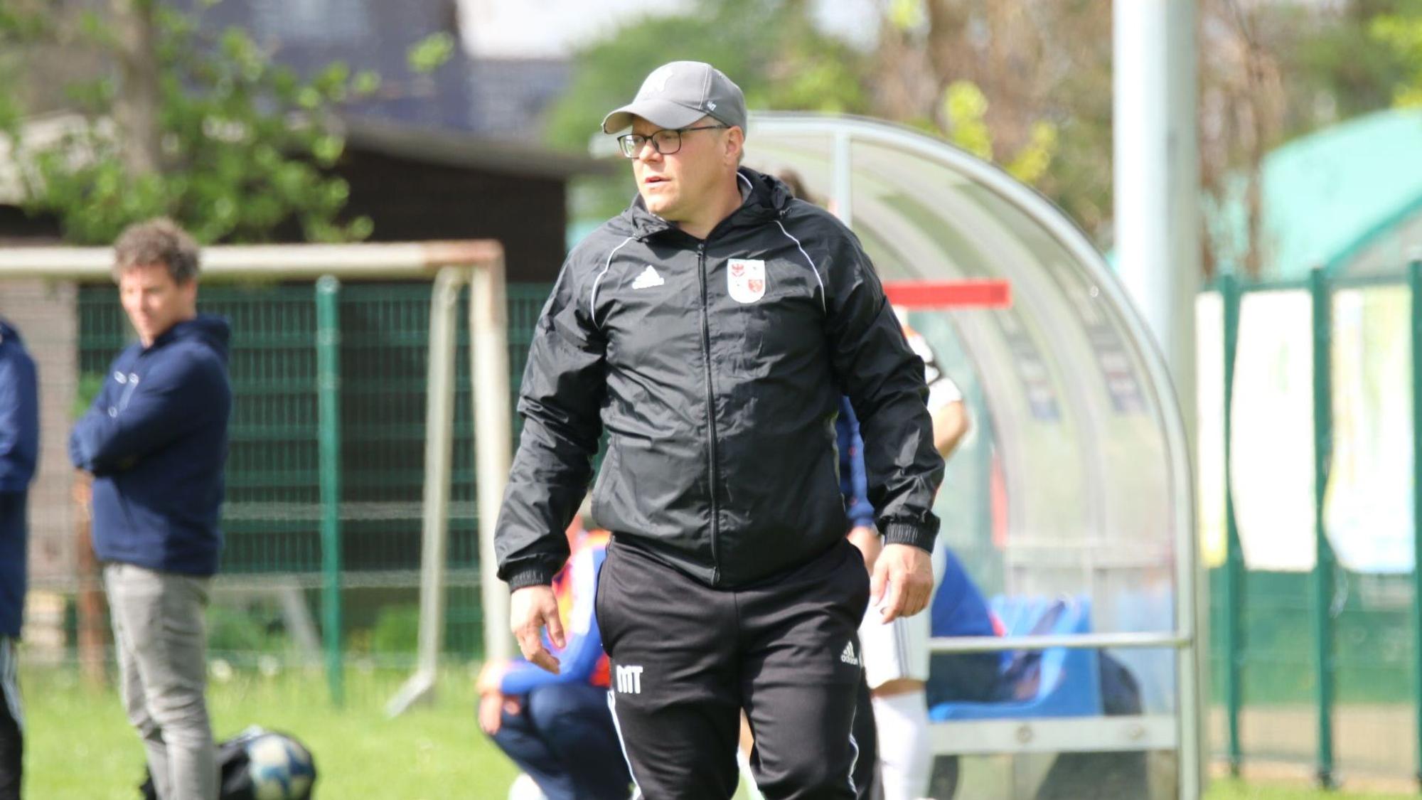 Das Bild zeigt Marcel Timm als Trainer der SG Dahlem-Schmidtheim am Spielfeldrand.