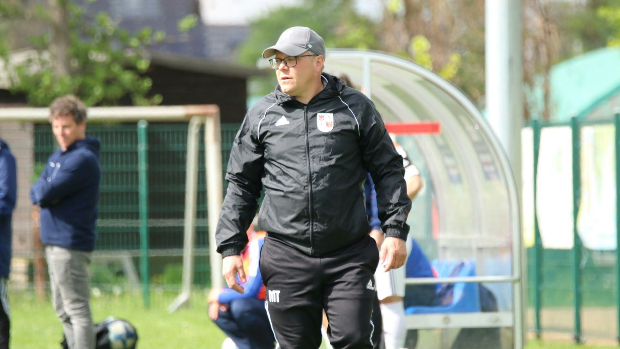 Das Bild zeigt Marcel Timm als Trainer der SG Dahlem-Schmidtheim am Spielfeldrand.