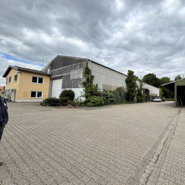 Auf dem Foto sind Bürogebäude und Werkhallen zu sehen.