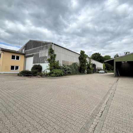 Auf dem Foto sind Bürogebäude und Werkhallen zu sehen.